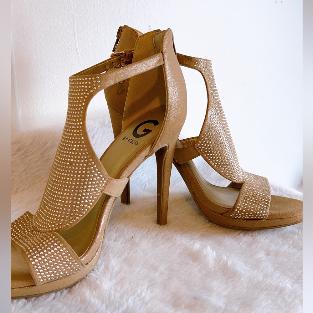 9M G By Guess Glamo peep toe heel. Gold fabric. Platform heels. used o… - Picture 9 of 11